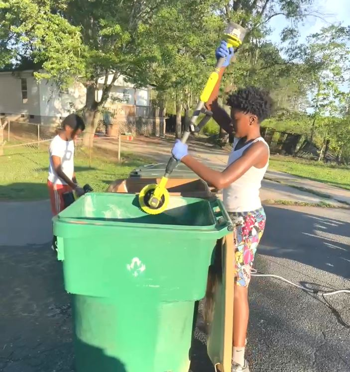 Bin Fresh cleaning a residential garbage bin
